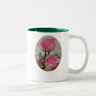 Rosa Rosen, nehmen Zeit, die   Rosen zu riechen… Zweifarbige Tasse