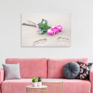 Rosa Rosen und Fußabdrücke aus Sand Leinwanddruck