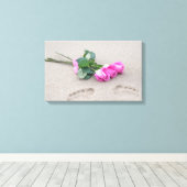 Rosa Rosen und Fußabdrücke aus Sand Leinwanddruck (Insitu (Holzboden))