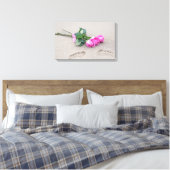 Rosa Rosen und Fußabdrücke aus Sand Leinwanddruck (Insitu (Schlafzimmer))