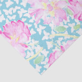 Rosa Rosen, weiße Schmetterlinge auf blauem Gewebe Seidenpapier (Detail)