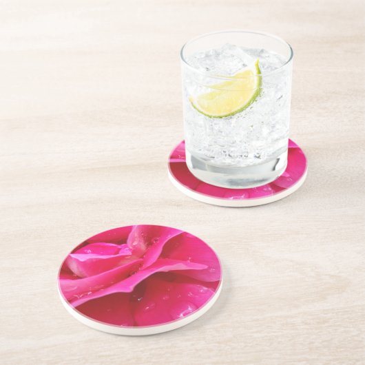 Rosa Rosenblätter Getränkeuntersetzer (Seite)