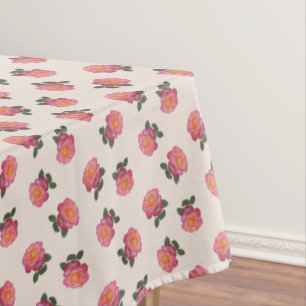 Rosa Rosenblüten auf hellbeigem Tischtuch Tischdecke