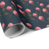 Rosa Rosenknospen auf dunkelblauem Hintergrund Geschenkpapier (Rolleneckpunkt)