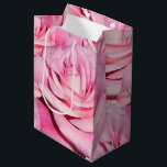 Rosa Rosenkoffer Mittlere Geschenktüte<br><div class="desc">Schöne rosa Rosen schmücken dieses Geschenksack,  das sich perfekt für Brautpartys und Springtime eignet.</div>