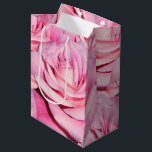 Rosa Rosenkoffer Mittlere Geschenktüte<br><div class="desc">Schöne rosa Rosen schmücken dieses Geschenksack,  das sich perfekt für Brautpartys und Springtime eignet.</div>