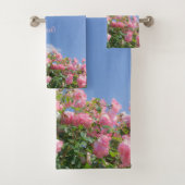 Rosa Rosenstrauch unter blauem Himmel, Brauch Badhandtuch Set (Insitu)