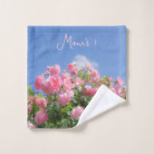 Rosa Rosenstrauch unter blauem Himmel, Brauch Badhandtuch Set (Waschlappen)