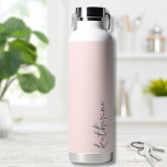 Rosa rot Einfach Ihren Namen Trinkflasche<br><div class="desc">Einfach und doch atemberaubend. Personalisieren Sie diese Wasserflasche mit Ihrem Namen,  oder einem geliebten Namen. Eine schlichte,  elegante Schrift-Typografie mit einem gürtelnden Rand. Ändern Sie die Hintergrund- und Schriftart-Farben zu allem,  was Sie gewollt. Blush Pink Trendly Einfach Ihr Name Minimalistische Wasserflasche</div>