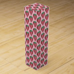 Rosa Rot Juicy Erdbeere Erdbeeren Früchte Druck Weinbox<br><div class="desc">Das Design zeigt eine originelle Abbildung von Reihen saftiger, hellroter Erdbeeren auf rosa Hintergrund. Ideal für eine Geburtstagsfeier oder eine andere "süße" Feier oder für Ihren Lieblings-Feinschmecker oder Erdbeerfreund! Dieser Erdbeerobstdruck ist auch für andere Produkte erhältlich. Sehen Sie nicht, wonach Sie suchen? Brauchen Sie Hilfe bei der Anpassung? Kontaktieren Sie...</div>