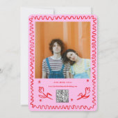 Rosa, rote Hand gezeichnete Wavy Retro-Hochzeit Einladung (Rückseite)