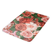 Rosa Rote Rosen Random Arrangements Blumenmuster Badematte (Schrägansicht)
