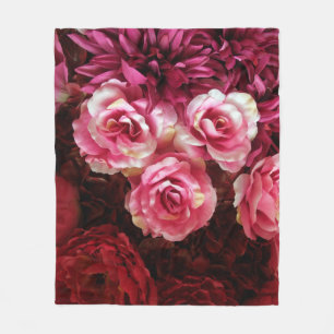 Rosa, rote Rosen: Stoffuntergrund. Fleecedecke