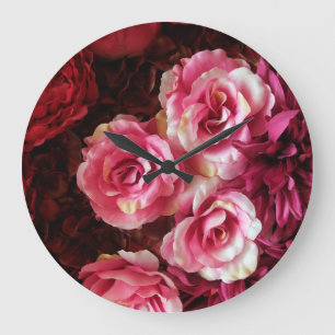 Rosa, rote Rosen: Stoffuntergrund. Große Wanduhr