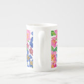 Rosa, rote und blaue Primrosen Blumenmuster, weiß Porzellantasse (Rückseite)