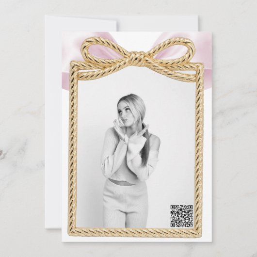 Rosa Ruffle Cascade Bow Elegantes Quinceñera Party Einladung (Rückseite)