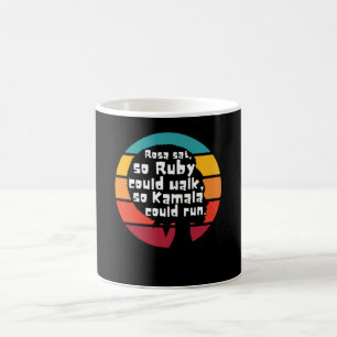 Rosa saß so, dass Ruby laufen konnte, sodass Kama Kaffeetasse