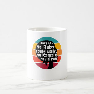 Rosa saß so, dass Ruby laufen konnte, sodass Kama Kaffeetasse