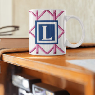 Rosa Schachbrett-Bambus-Muster-Monogramm Preppy Kaffeetasse