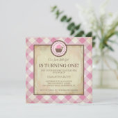 Rosa Schachbrett und Cupcake Geburtstagsgeschichte Einladung (Stehend Vorderseite)