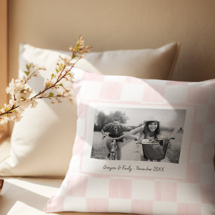 Rosa Schachbrettmuster mit personalisiertem Foto Kissen