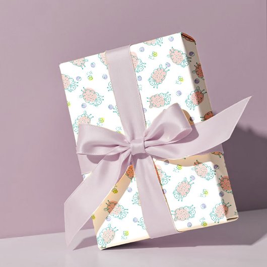 Rosa Schaf mit Blumen & Beeren - Süßes Muster Geschenkpapier