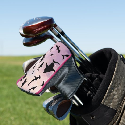 Rosa Schattenhai auf Gradientengalaxie Golf Headcover (In Situ)