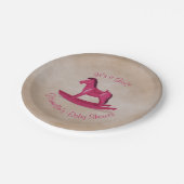 Rosa Schaukelpferd-Babyparty Pappteller (Schrägansicht)