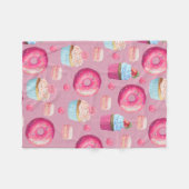 Rosa Schaumgummiringe, kleine Kuchen und Fleecedecke (Vorderseite (Horizontal))