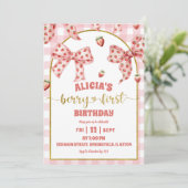 Rosa Schleife Erdbeere erste Geburtstag Einladung (Stehend Vorderseite)