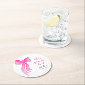 Rosa Schleife - Hochzeitsshower: Sie knüpft den Kn Runder Pappuntersetzer (Vor Ort)