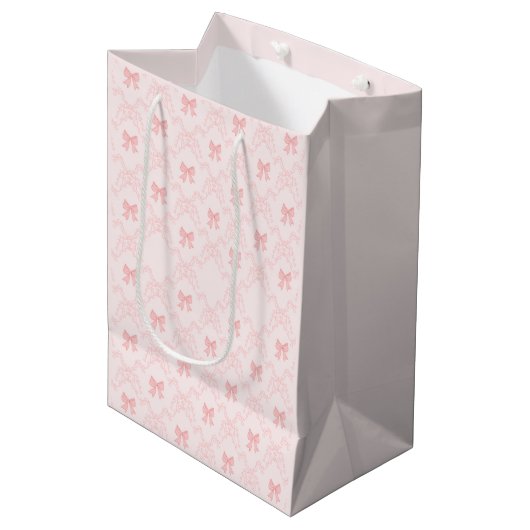 Rosa Schleifen-Ästhetik-Notizbuch – Süß & Weiblich Mittlere Geschenktüte (Vorderseite Schrägansicht)
