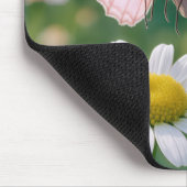 Rosa Schmetterling über einer Margerite schwebend Mousepad (Ecke)