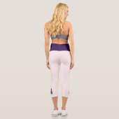 Rosa Schmetterling Violet Blume - Name - Blush Capri Leggings (Rückseite)