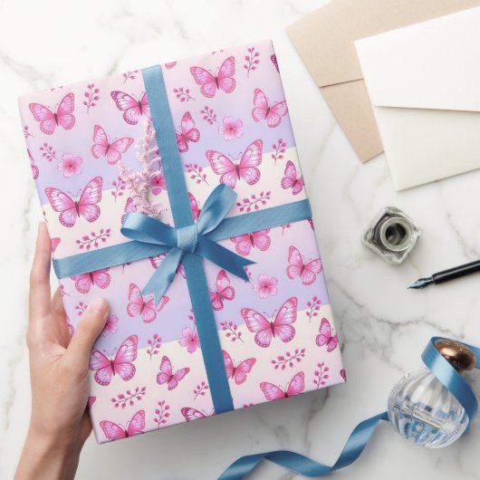 Rosa Schmetterlinge und Blumenmuster Geschenkpapier (Schenken)