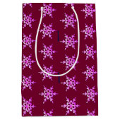 Rosa Schneeflocke auf Bordeaux Mittlere Geschenktüte (Vorderseite)