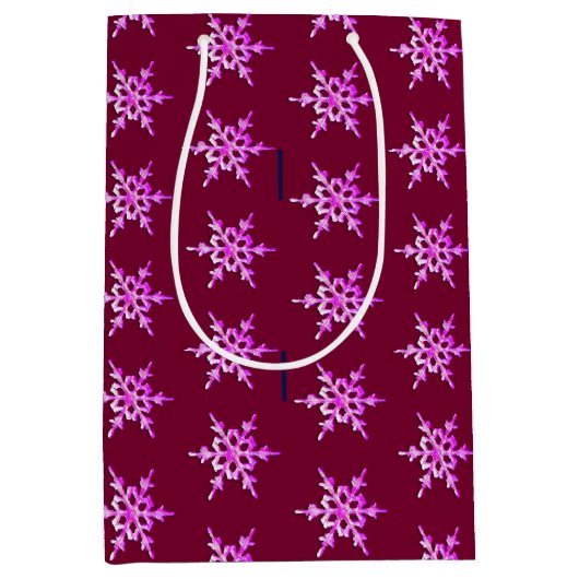 Rosa Schneeflocke auf Bordeaux Mittlere Geschenktüte (Vorderseite)