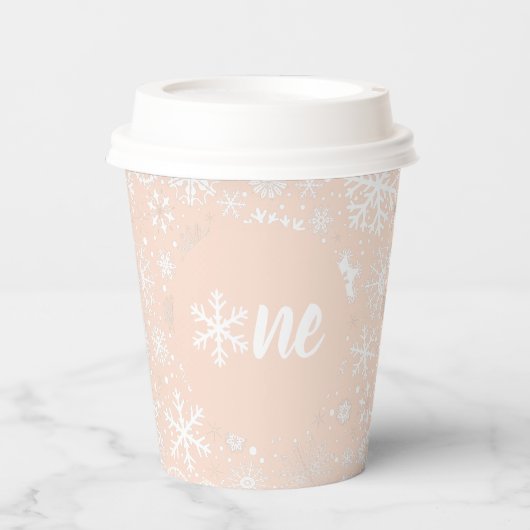 Rosa Schneeflocken mit einem Papier-Cup Pappbecher (Vorderseite)