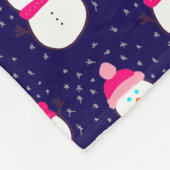 Rosa Schneemann mit Schneeflocken Fleecedecke (Ecke)