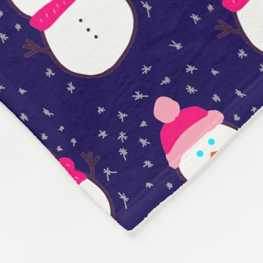 Rosa Schneemann mit Schneeflocken Fleecedecke (Ecke)