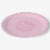 Rosa Schottenpapier-Teller Moderne Monogramm-Hochz Pappteller (Schrägansicht)