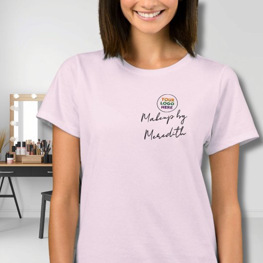 Rosa Schrift-Logo-Makeup-Mitarbeiter T-Shirt