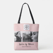 Rosa Schrifttype-Logo-Foto-Wimpernstudio Tasche (Rückseite)