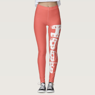 Rosa Schuhe auf einem String-HOOD Leggings