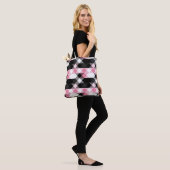 rosa schwarz grau weiß geometrisch tasche (Am Model)