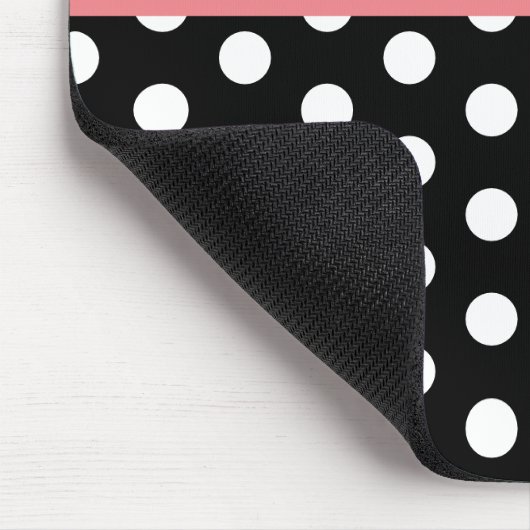 Rosa Schwarz-weiße Polka Dot Monogramm Mousepad (Ecke)