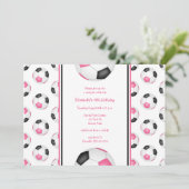 Rosa schwarze Fußbälle Muster Geburtstagsparty Einladung (Stehend Vorderseite)