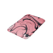 Rosa schwarze Marmorhandzeichnung Badematte (Schrägansicht)