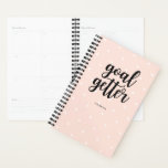 Rosa schwarze Punkte und schwarze Typografie | Zie Planer<br><div class="desc">Dieser stilvolle Planer zeichnet sich durch einen trendigen,  rot-rosa Hintergrund mit weißen Polka-Punkten und den Begriff "Ziel-Getter" in der modernen Typografie aus. Personalisieren Sie mit Ihrem Namen.</div>