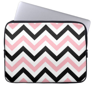 Rosa, schwarze, weiße große Zickzack ZigZag-Muster Laptopschutzhülle